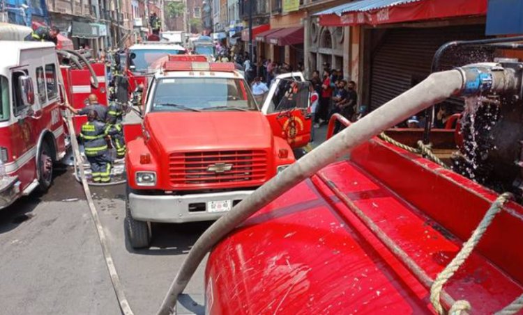 Se registra incendio que consume locales en la colonia Centro de la CDMX