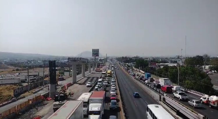 Cierran carriles en la autopista México-Puebla y ocasionan caos vial