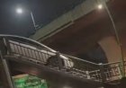 Automovilista intenta cruzar puente peatonal y atora su carro en Naucalpan