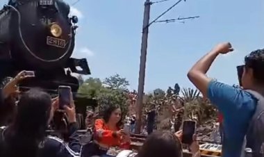 Mujer fallece al ser embestida por intentar tomarse selfie con locomotora “La Emperatiz”