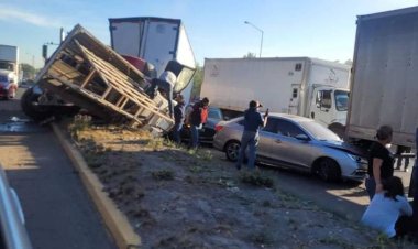 Reportan carambola de al menos cinco vehículos en la autopista México-Querétaro