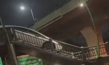 Automovilista intenta cruzar puente peatonal y atora su carro en Naucalpan