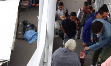 Hallan hombre muerto entre puestos de comida afuera del Metro Acatitla