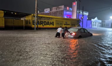 Inundaciones paralizan a la capital de Nayarit