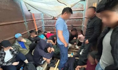 Detienen a 63 migrantes hacinados en un camión de carga en Chihuahua