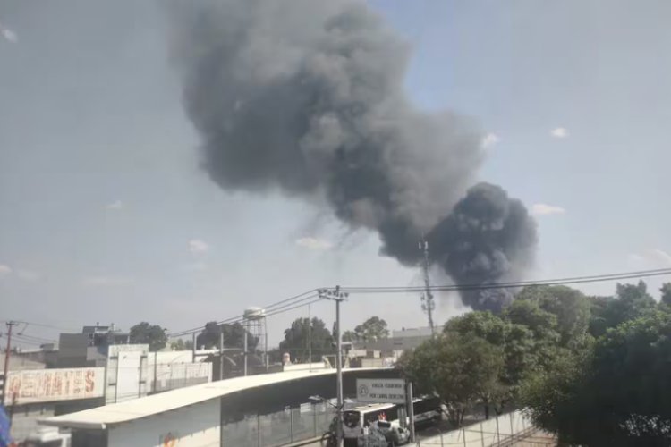 Se registra incendio en Ecatepec en el interior de una bodega de plásticos