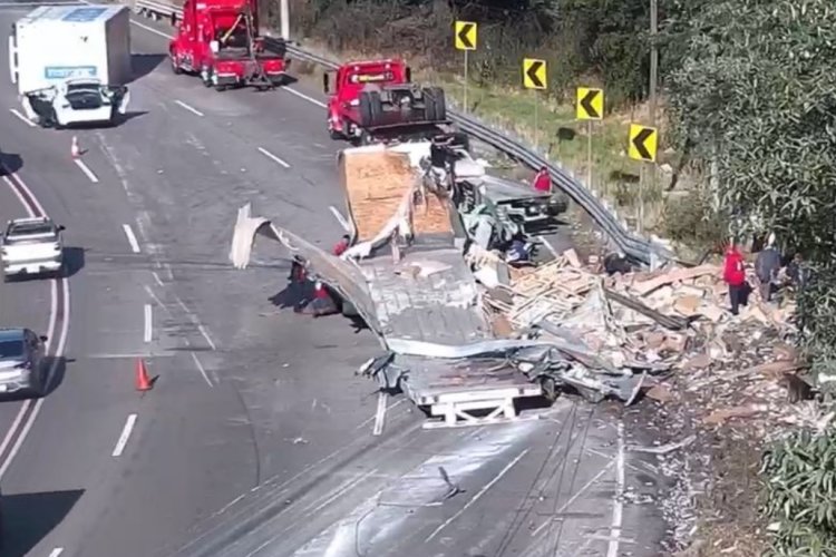 Accidente en la México-Toluca dejó gravemente herido a conductor de tráiler