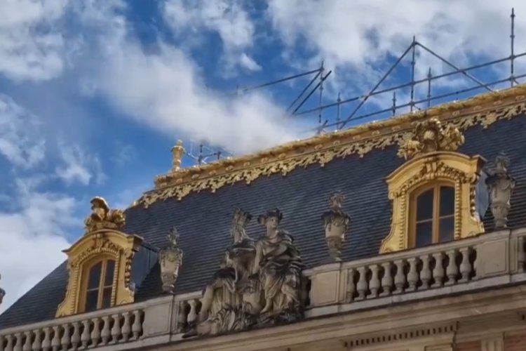 Por incendio en Palacio de Versalles en Francia turistas fueron evacuados