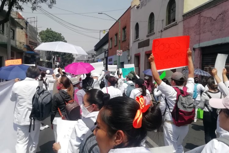 Personal de salud protesta en Toluca; exigen basificación y mejores condiciones laborales