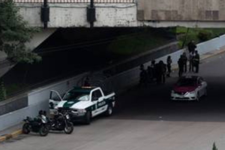 Hallan cuerpo colgado en puente de Circuito Interior y Paseo de la Reforma