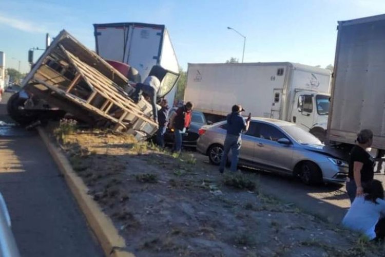 Reportan carambola de al menos cinco vehículos en la autopista México-Querétaro