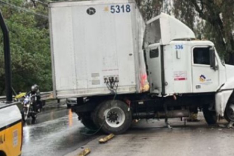 Reportaron accidente de tráiler en la avenida Insurgentes en la alcaldía Coyoacán