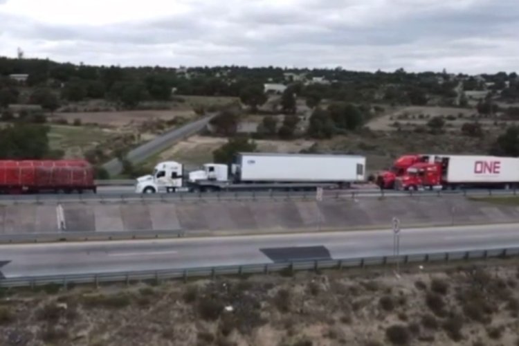 Alertan en Nezahualcóyotl por combustible que brota de la coladera