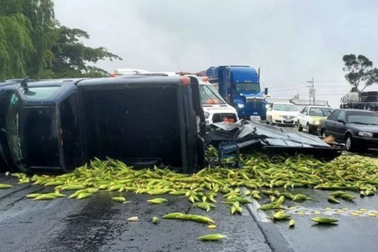 Accidente en la carretera Toluca-Atlacomilco genera caos vial y rapiña