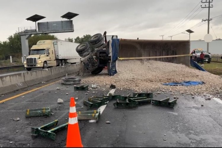 Tráiler vuelca en Ecatepec y ocasiona caos vial