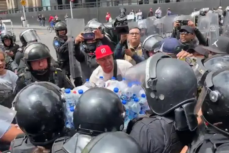 Enfrentamientos entre policías y comerciantes en Eje Central