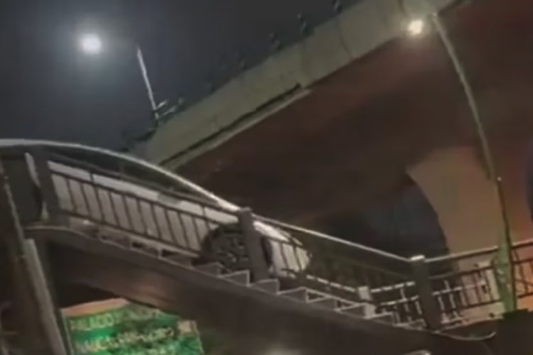 Automovilista intenta cruzar puente peatonal y atora su carro en Naucalpan