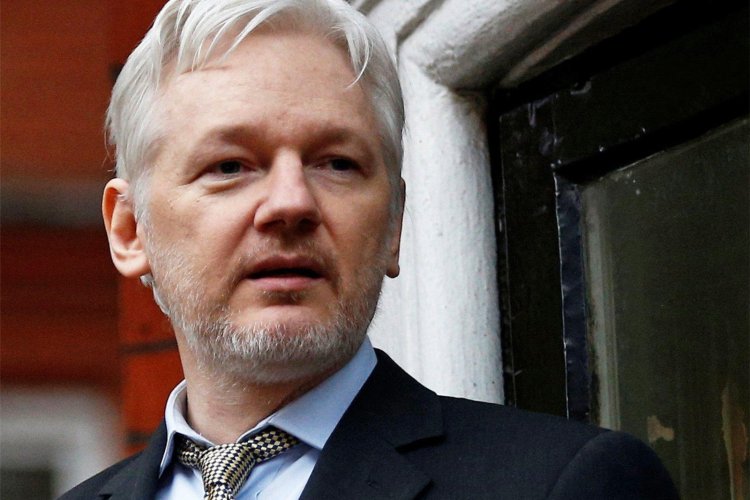 Assange sale de prisión en Reino Unido tras alcanzar acuerdo con EEUU