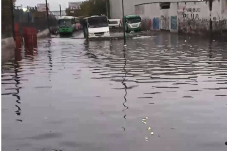 Por fuertes lluvias se inunda paradero del Metro Santa Martha