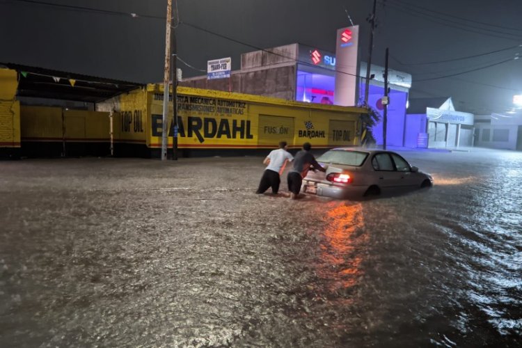 Inundaciones paralizan a la capital de Nayarit