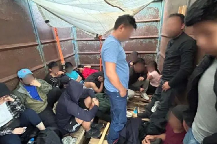 Detienen a 63 migrantes hacinados en un camión de carga en Chihuahua