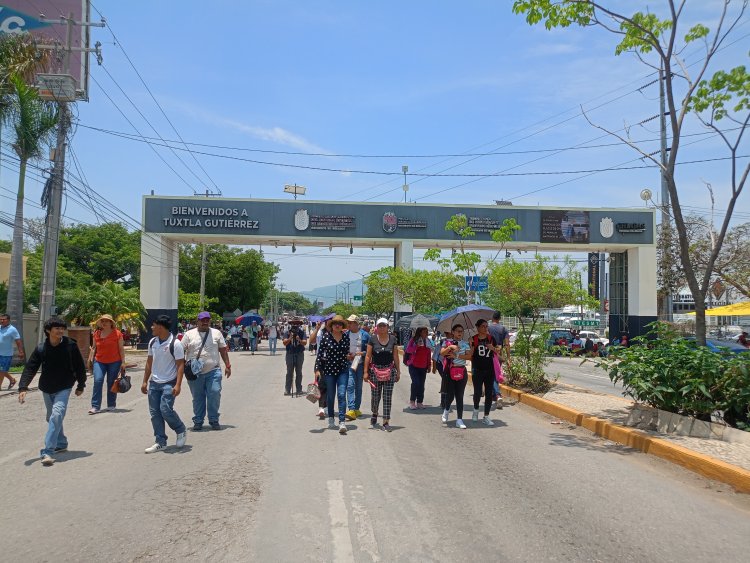 Maestros de la CNTE bloquean accesos a Tuxtla Gutiérrez