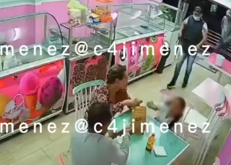 Ladrones encañonan a niña por la espalda durante asalto en el Edomex
