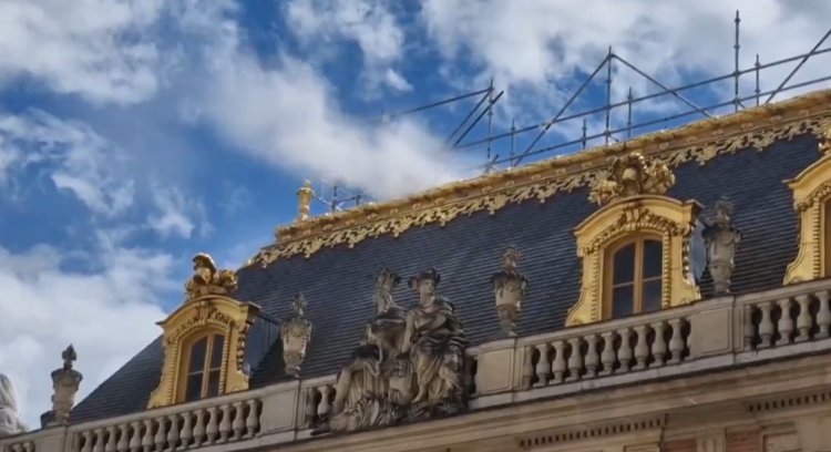 Por incendio en Palacio de Versalles en Francia turistas fueron evacuados