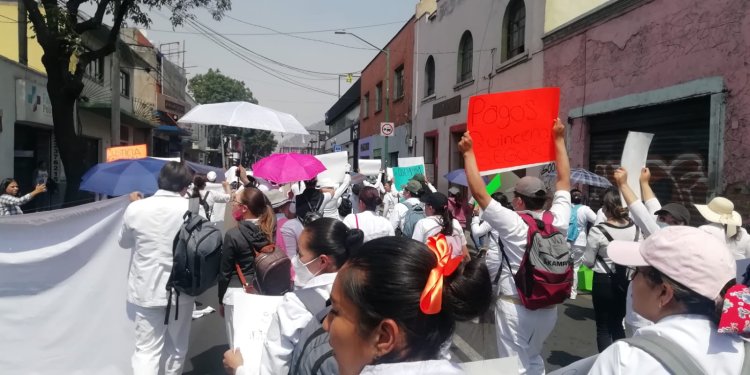 Personal de salud protesta en Toluca; exigen basificación y mejores condiciones laborales