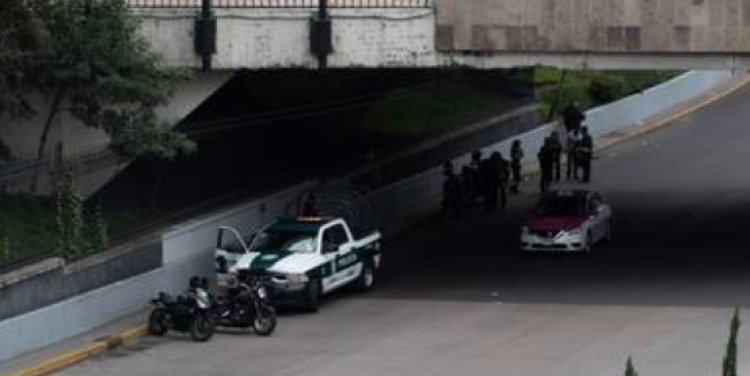 Hallan cuerpo colgado en puente de Circuito Interior y Paseo de la Reforma