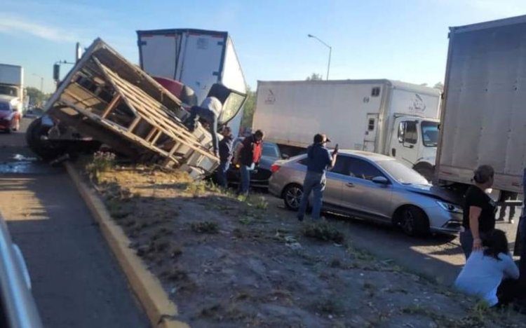 Reportan carambola de al menos cinco vehículos en la autopista México-Querétaro