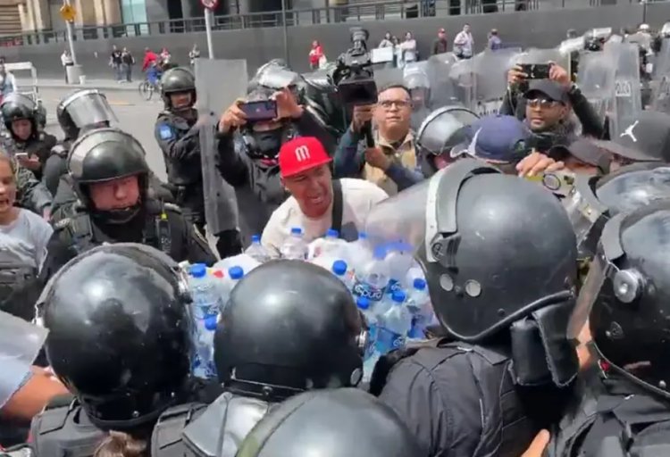 Enfrentamientos entre policías y comerciantes en Eje Central