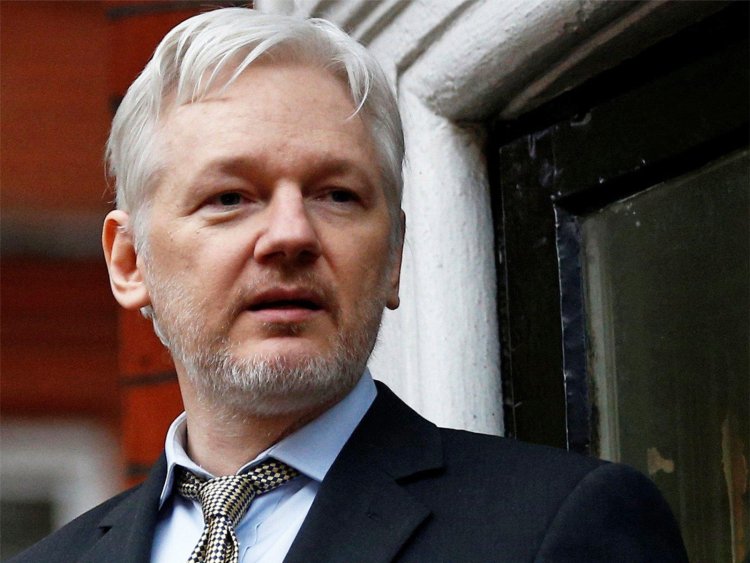 Assange sale de prisión en Reino Unido tras alcanzar acuerdo con EEUU