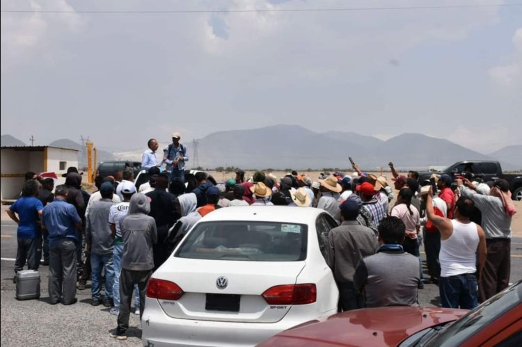 Campesinos de Totalco retiene al alcalde de Perote, exigen solución a sus demandas.