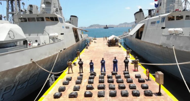 Marina asegura cientos de paquetes con cocaína en el puerto de Acapulco