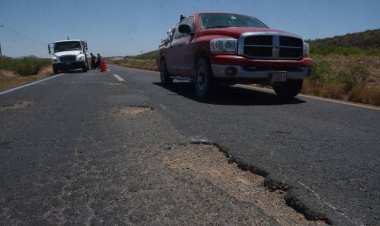 Volcaduras y ponchaduras dejan los cientos de baches en la carretera Juárez-Chihuahua