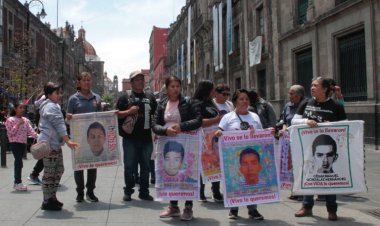 Padres de normalistas de los 43 Ayotzinapa se reunirán con Sheinbaum a finales de mes