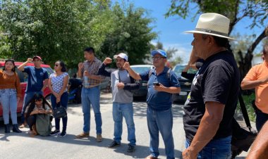 Cierran campesinos lateral de la Autopista del Sol para solicitar semillas para más productores