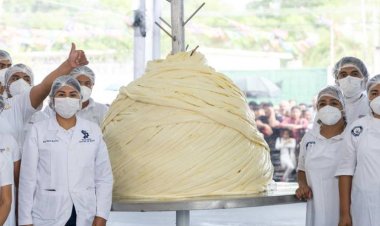 Oaxaca rompe el Récord Guinness del quesillo más grande del mundo