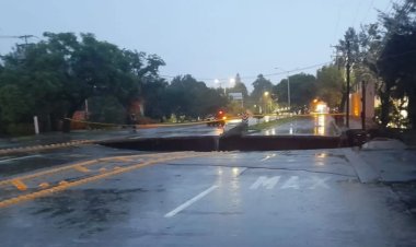 Tras fuertes lluvias aparece socavón gigante en Zapopan, Jalisco