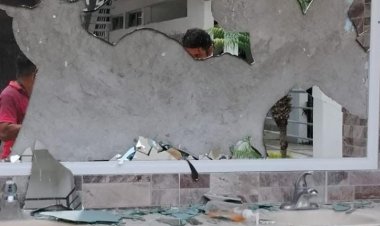 Vandalizan egresados normalistas oficinas centrales de la SEG