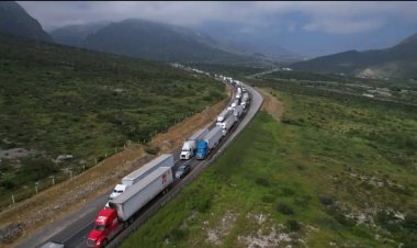 Transportistas realizan caravana contra las extorciones en la carretera Saltillo-Monterrey