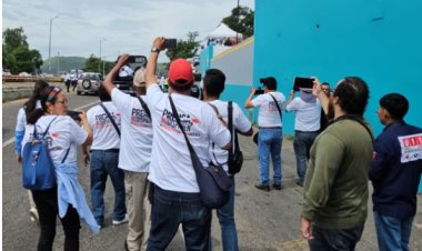 Medios de Comunicación de Oaxaca protestan en la Guelaguetza por agresión de funcionarios a fotógrafo