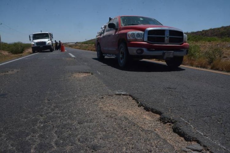 Volcaduras y ponchaduras dejan los cientos de baches en la carretera Juárez-Chihuahua