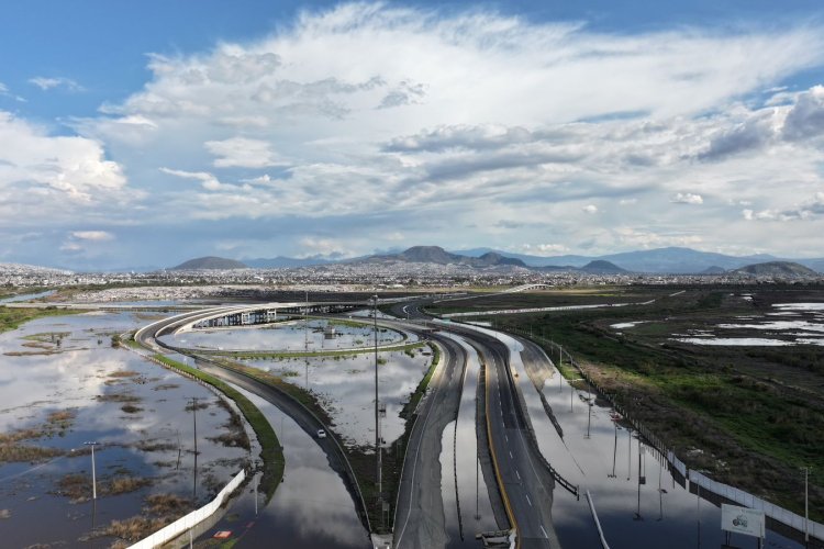 Reportan separación en puente del Circuito Exterior Mexiquense tras lluvias