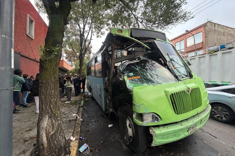 Camión de pasajeros choca contra árbol y deja más de 10 lesionados en la Álvaro Obregón