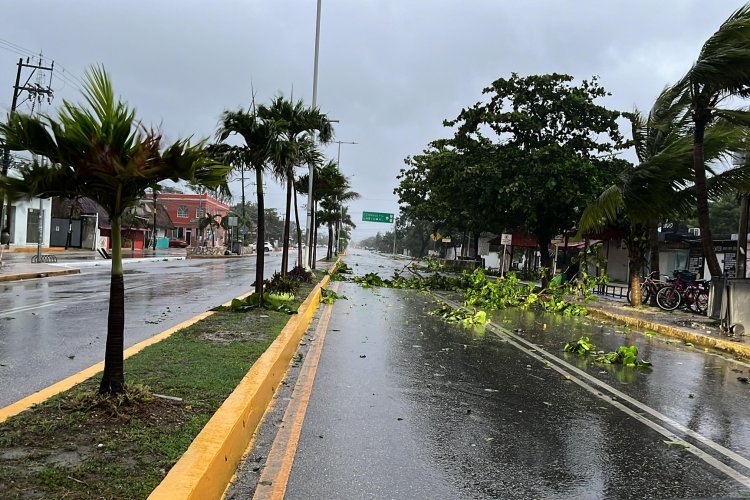 Huracán Beryl llega a Quintana Roo registrando fuertes lluvias y afectaciones