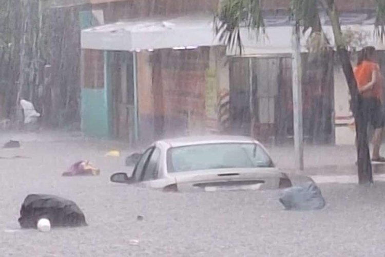 Una persona fallecida y 16 colonias afectadas en Veracruz por onda tropical número 8