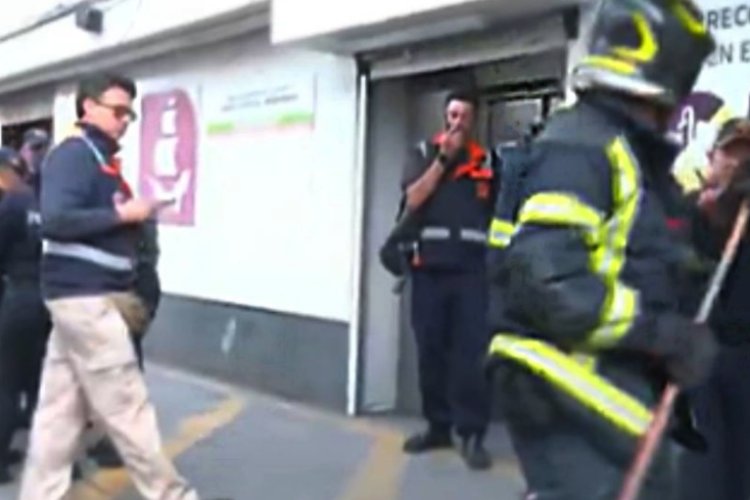 Falla elevador en Metro de la CDMX y quedan atrapadas varias personas