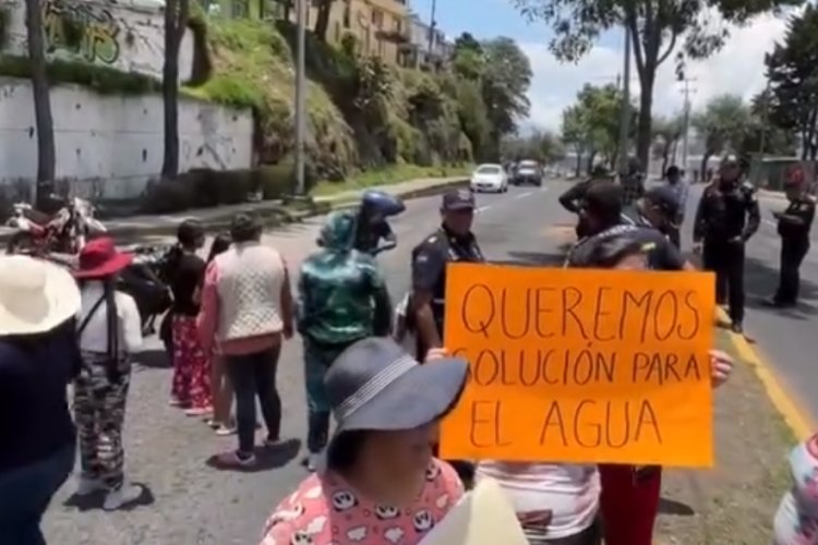 Vecinos del Barrio de Zopilocalco en Toluca, protestan por falta de agua